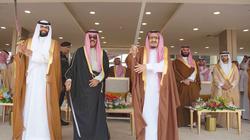 سلطان بن سحيم ينشر صورة يرقص فيها "العرضة" مع الملك سلمان