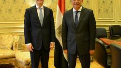 السفير البريطاني بالقاهرة يشيد بدور مصر في احتواء الأزمات بالمنطقة