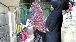 ملابس قديمة على باب المسجد.. «للمحتاجين بلا شروط»