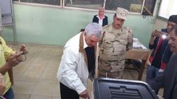 بالصور| حواس يدلي بصوته في الاستفتاء: السيسي أنقذ مصر مثل "حور محب"