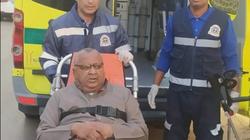 مسن يطلب الإسعاف لمساعدته في الإدلاء بصوته في الانتخابات بالبحر الأحمر