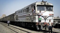 ضبط عامل وبائع ألقيا حجارة على قطار في سوهاج