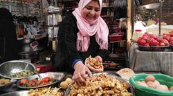 فرشة قرنبيط أولها «ساندوتش».. وآخرها طلب: «علِّمى مراتى»