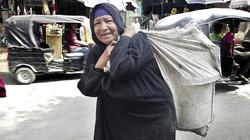 «عزيزة» تجمع الخردة لمساعدة ابنة شقيقتها: عايشة بدراعى