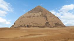 خبير أثري يكشف سر الهرم المائل في دهشور.. ثالث أكبر أهرامات مصر