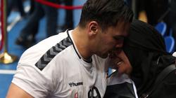 تعويض للأب المتوفي.. كواليس تقبيل لاعب منتخب اليد لقدم أمه "كان عفويا"
