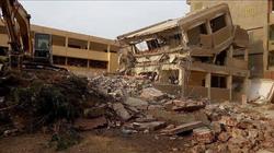 انهيار مفاجئ لمدرسة بالمنصورة أثناء إزالتها يتسبب في تصدع منزل وشروخ بآخر