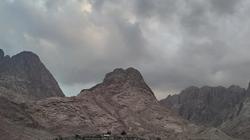 الغيوم تكسو سماء سانت كاترين والزائرون ينتظرون الثلوج