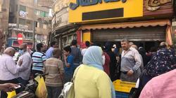 نقف في الزحمة.. نلبس كمامة.. نحط كحول: "المهم ناكل كنافة"
