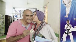 مدرب كاراتيه يدرب 70 شاباً من ذوى القدرات الخاصة بالمجان