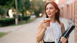 «هتدمر معدتك».. ماذا يحدث لجسمك عند تناول فنجان قهوة على الريق يوميا؟