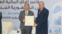 «معيط» يكرم أستاذا بجامعة حلوان لمشاركته في إعداد قانون المالية العامة