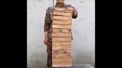 بالفيديو| جندي صيني يستعرض قوته الخارقة بألواح من الطوب