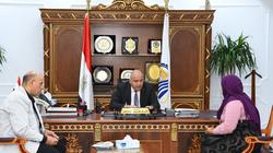 محافظ قنا يستمع لشكاوى 53 مواطنا.. معاشات وعلاج وفرص عمل وتقنين أراض