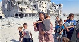   المقاومة بالكلمة.. شاعر فلسطيني يوثق نضال أصحاب الأرض بخيوط الألم والأمل: «نموت واقفين.. ولن نركع»