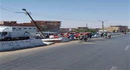 إصابة 3 أشخاص في تصادم سيارة أجرة برصيف طريق القاهرة - الفيوم