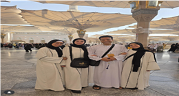 سامح حسين يؤدى مناسك العمرة مع زوجته وأبنائه
