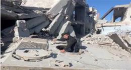 من قلب دبابة إسرائيلية.. شاب فلسطيني يحتفل بوقف إطلاق النار في غزة (فيديو)