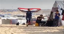 «شكرا أم الدنيا».. فلسطيني يرفع العلم المصري في شوارع غزة بعد وقف الحرب