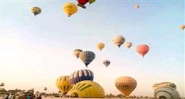 1800 سائح يحلقون في سماء الأقصر برحلات البالون الطائر 