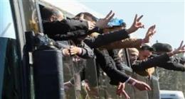 بالتصفيق والتهليل.. مشاهد من استقبال الأسرى الفلسطينيين في غزة (فيديو) 