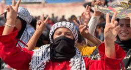 بالكوفية الفلسطينية.. أهالي الأسرى يحتفلون بتحرير أبنائهم من السجون الإسرائيلية
