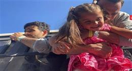 مشهد مؤثر للحظة وصول الأسرى الفلسطينين إلى مجمع ناصر.. «صورة بألف كلمة»