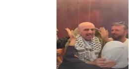حليق الرأس وتبدلت ملامحه.. طارق البرغوثي يعانق أسرته بعد 22 سنة في الأسر
