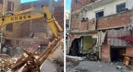 إزالة عقار آيل للسقوط في منيا القمح بالشرقية 