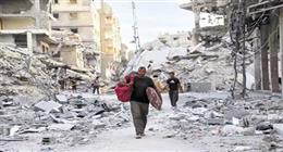 فرق الإنقاذ الفلسطينية تبدأ انتشال الجثث من تحت ركام المنازل المدمرة بقطاع غزة