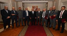 وزير الصناعة يسلم 6 شركات محلية شهادات التحقق من تقارير البصمة الكربونية 