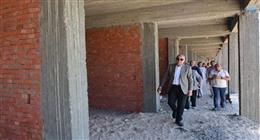 محافظ المنيا يتابع أعمال مشروع السوق الحضاري الجديد ببني مزار