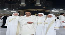 سامح حسين ينشر صورة مع عائلته أمام الكعبة المشرفة: ما أعظمها من رحلة