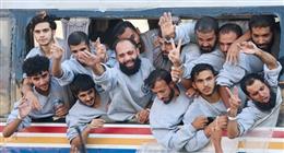 أسرى عائدون بـ«الضفة»: آخر أيام الحرب كانت «الأسوأ» داخل معتقلات الاحتلال