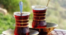 لمدمني المشروب الأحمر.. هل الإفراط في تناول الشاي يوثر على المعدة؟ 