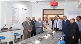 رئيس جامعة المنيا يتابع العمل التجريبي لـ12 معملا جديدا بـ«طب الأسنان»