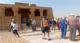 وفد سياحي متعدد الجنسيات يزور مناطق المنيا الأثرية 