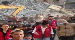 فيديو يوثق بحث الصليب الأحمر عن جثمامين المحتجزين الإسرئيليين في غزة