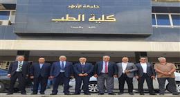 نائب رئيس جامعة الأزهر يفتتح معرضًا للملابس في كلية الطب بالقاهرة 