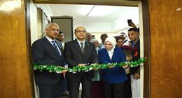 رئيس جامعة أسيوط يفتتح المعرض الخيري الـ26 للملابس بكلية التمريض