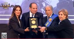 الرئيس السيسي يكرم عددا من أبطال حرب أكتوبر بالندوة التثقيفية الـ42 للقوات المسلحة