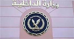 الداخلية تضبط قائد سيارة أشهر سلاحا آليا من النافذة بسوهاج
