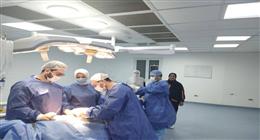 استئصال ورم خبيث بالقولون الأيسر باستخدام المنظار الجراحي فريق طبي بمستشفى سيدي غازي 