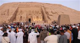 فرق مهرجان أسوان تحتفل بتعامد الشمس على تمثال رمسيس في معبد أبوسمبل