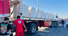  الهلال الأحمر المصري يطلق قافلة زاد العزة الـ56 بحمولة 8300 طن مساعدات إنسانية إلى غزة 