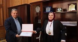 «السكة الحديد» تكرم فوزية إبراهيم بطلة العالم في مصارعة الذراعين لذوي الهمم