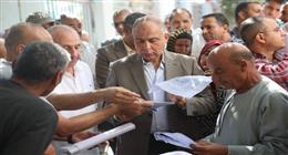تقديم مساعدات مالية وغذائية للأسر الأولى بالرعاية بقرية نزلة بني خلف في المنيا