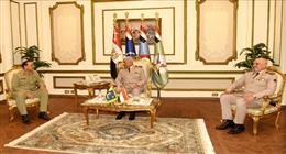 وزير الدفاع ورئيس أركان حرب القوات المسلحة يلتقيان رئيس أركان القوات البرية الباكستانية