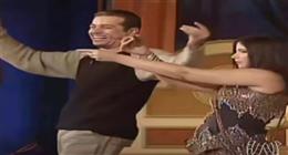 شريف منير يحتفل بانتهاء فصل الصيف بمقطع فيديو مع منى زكي (فيديو)