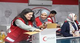 طلاب متطوعون يزورون الهلال الأحمر ويشاركون في تعبئة المساعدات الموجهة إلى غزة
